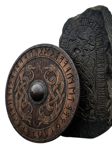 Escudo vikingo junto a una piedra rúnica